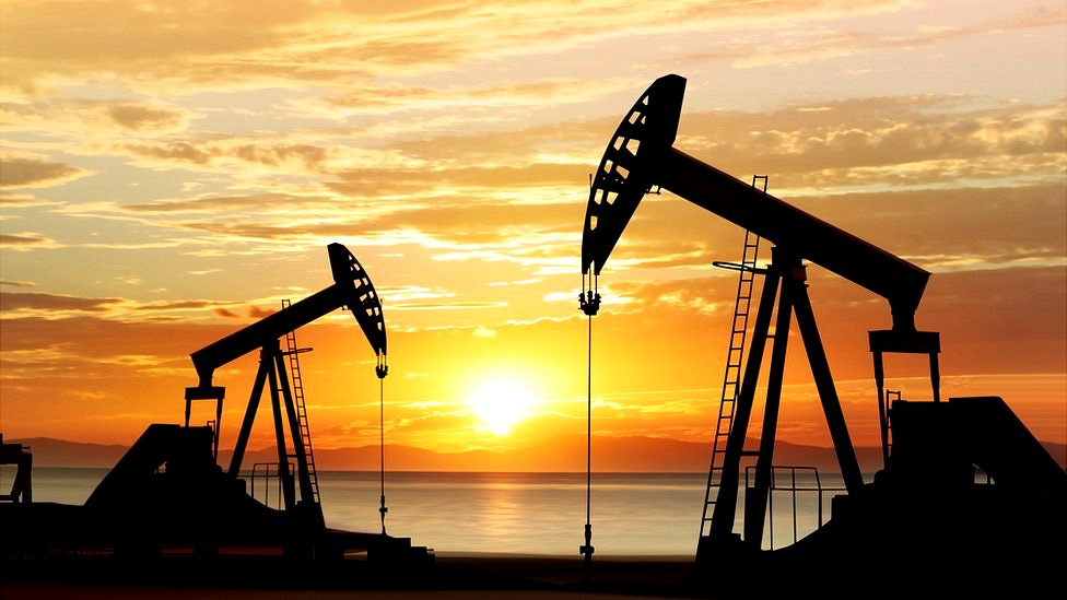 Equipos de extracción petrolera al atardecer