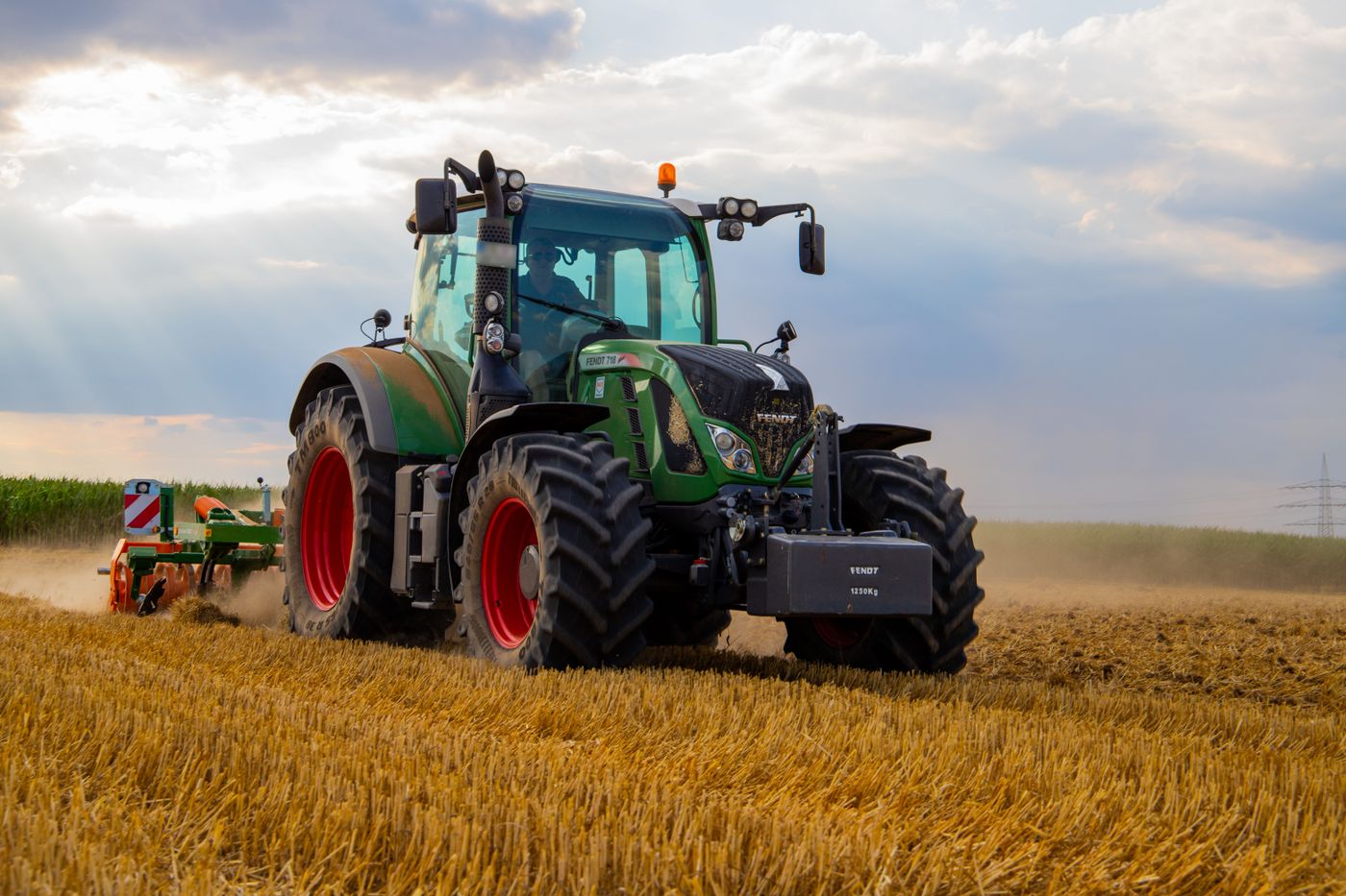 Maquinaria agrícola en el campo